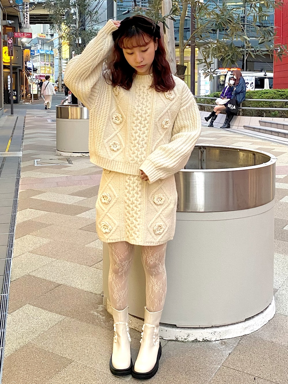 「merry jenny、メリージェニー、セットアップ、ニット、秋服コーデ、休日コーデ、大人かわいい、お出かけコーデ、デート、低身長女子、ガーリー、フレンチガーリー、ワントーンコーデ、ホワイト、いいね、save、フォローお願いします🤑」｜「merry jennyのflowerケーブルニット（ニット/セーター、ホワイト系）」を使った、merry jenny 梅田店さん（レディース・154cm）の秋コーディネートの1枚目の写真