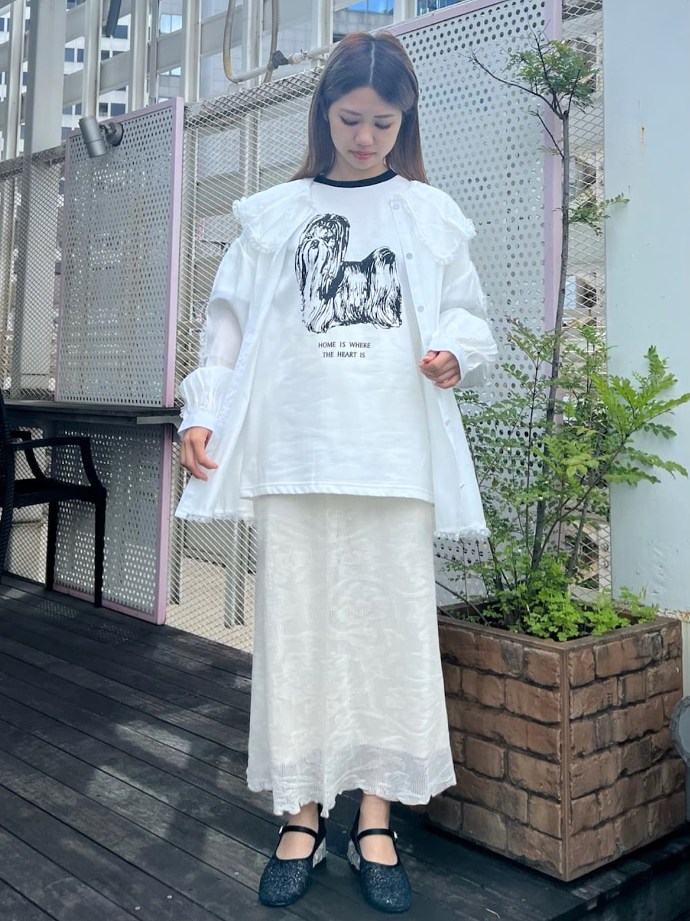 ホワイト系のTシャツ/カットソー、ホワイト系のシャツ/ブラウス、ホワイト系のスカートを着用したレディースの春コーディネートの1枚目の写真