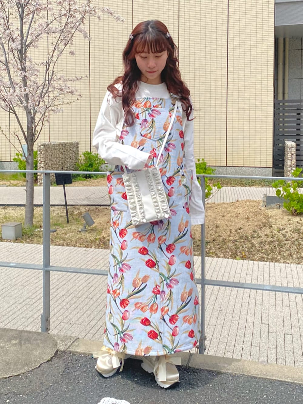 「merry jenny、merryjenny、メリージェニー、はじめましてコーデ、ジャンスカ、大人コーデ、オトナカジュアル、カラー×コーデ、低身長、ブルーコーデ、着回しコーデ、いいね、save、フォローお願いします🤑、ootd、おしゃれさんと繋がりたい、レイヤードスタイル」｜「merry jennyのチューリップジャンスカ（ジャンパースカート、ブルー系）」を使った、merry jenny 梅田店さん（レディース・154cm）の春コーディネートの1枚目の写真