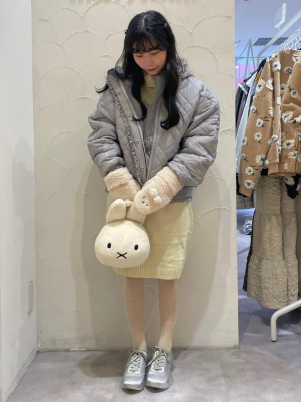 「休日スタイル、冬コーデ、ニットコーデ、低身長、ニットワンピース、リボン、miffy、ミッフィー、手袋、スニーカー、ミニワンピ、大学生、黒髪、淡色コーデ、キルティングジャケット」｜「merry jennyのjacquard floral sneaker（スニーカー、ブルー系）」を使った、merry jenny 梅田店さん（レディース・154cm）の冬コーディネートの1枚目の写真