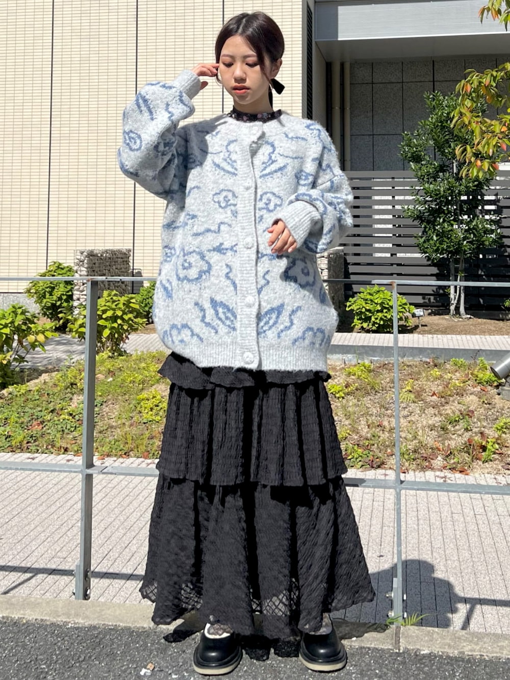 グレー系のカーディガン/ボレロ、グレー系のTシャツ/カットソー、ブラック系のスカートを着用したレディースの秋コーディネートの1枚目の写真