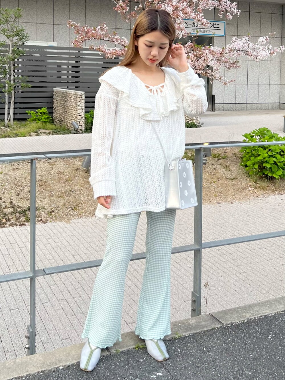 「メリージェニー、merry jenny、春服、春夏コーデ、パンツスタイル、大人女子、大人コーデ、カラーコーデ、お花見コーデ、いいね、save、フォローお願いします🤑、ootd、オトナカジュアル、ゆるコーデ、おしゃれさんと繋がりたい、ママコーデ」｜「merry jennyのギャザーギンガムフレアパンツ（その他パンツ、グリーン系）」を使った、merry jenny 梅田店さん（レディース・154cm）の春コーディネートの1枚目の写真