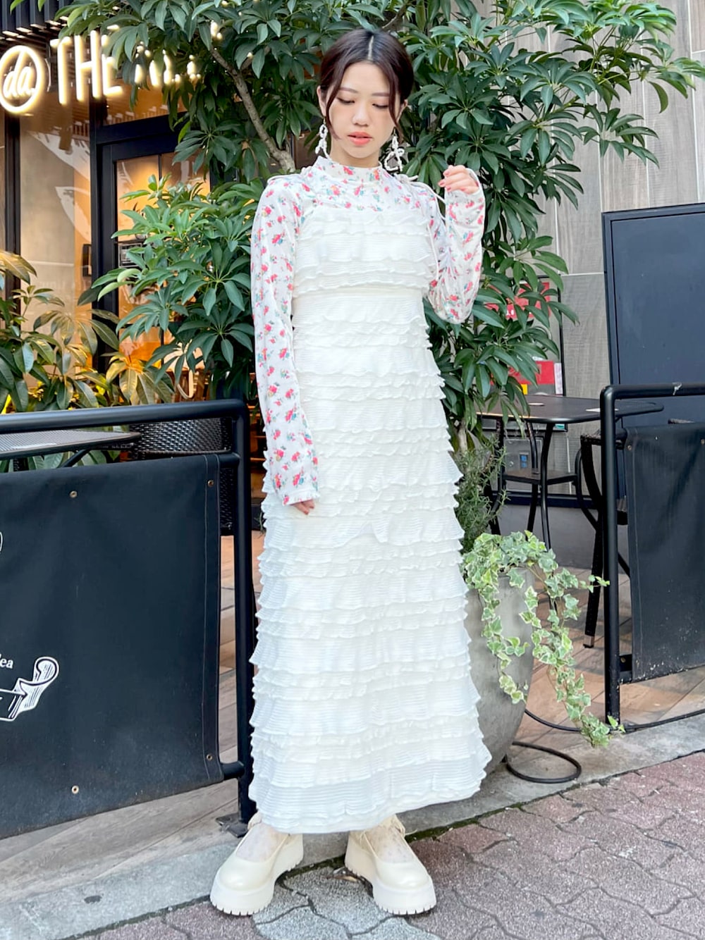 ホワイト系のワンピース、ホワイト系のTシャツ/カットソー、ホワイト系のローファーを着用したレディースの秋コーディネートの1枚目の写真