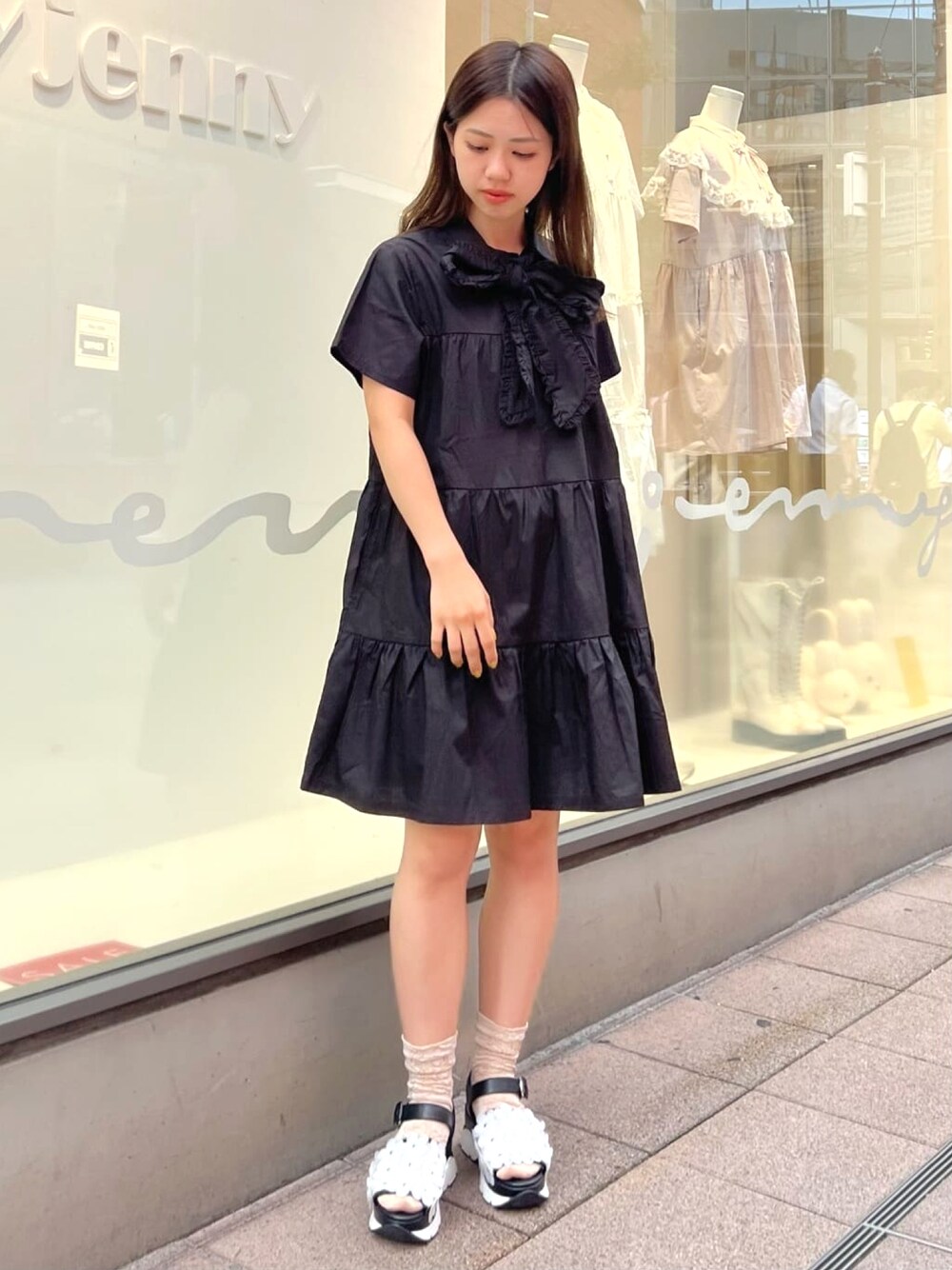 ブラック系のワンピース、ブラック系のサンダルを着用したレディースの夏コーディネートの1枚目の写真