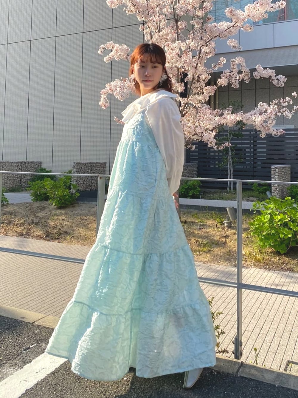 「メリージェニー、merry jenny、merryjenny、はじめましてコーデ、春、オトナカジュアル、休日コーデ、春夏コーデ、パステル映える春、いいね、save、フォローお願いします🤑、ootd、おしゃれさんと繋がりたい、低身長、ロングワンピース、ラクチンコーデ」｜「merry jennyのtulipジャガードティアードキャミワンピース（ワンピース、ブルー系）」を使った、merry jenny 梅田店さん（レディース・154cm）の春コーディネートの1枚目の写真
