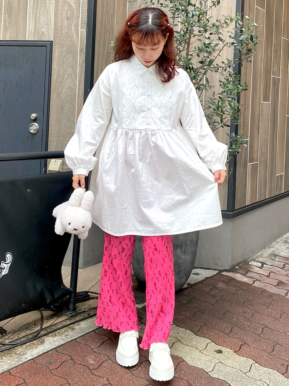 ホワイト系のワンピース、ピンク系のその他パンツ、ホワイト系のハンドバッグを着用したレディースの秋コーディネートの1枚目の写真