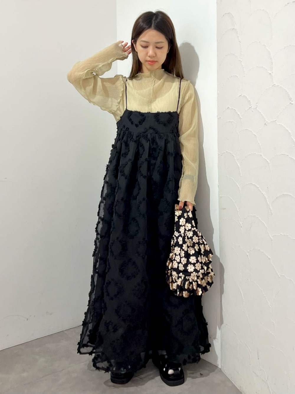 ブラック系のワンピース、グリーン系のTシャツ/カットソー、ブラック系のハンドバッグを着用したレディースの夏コーディネートの1枚目の写真
