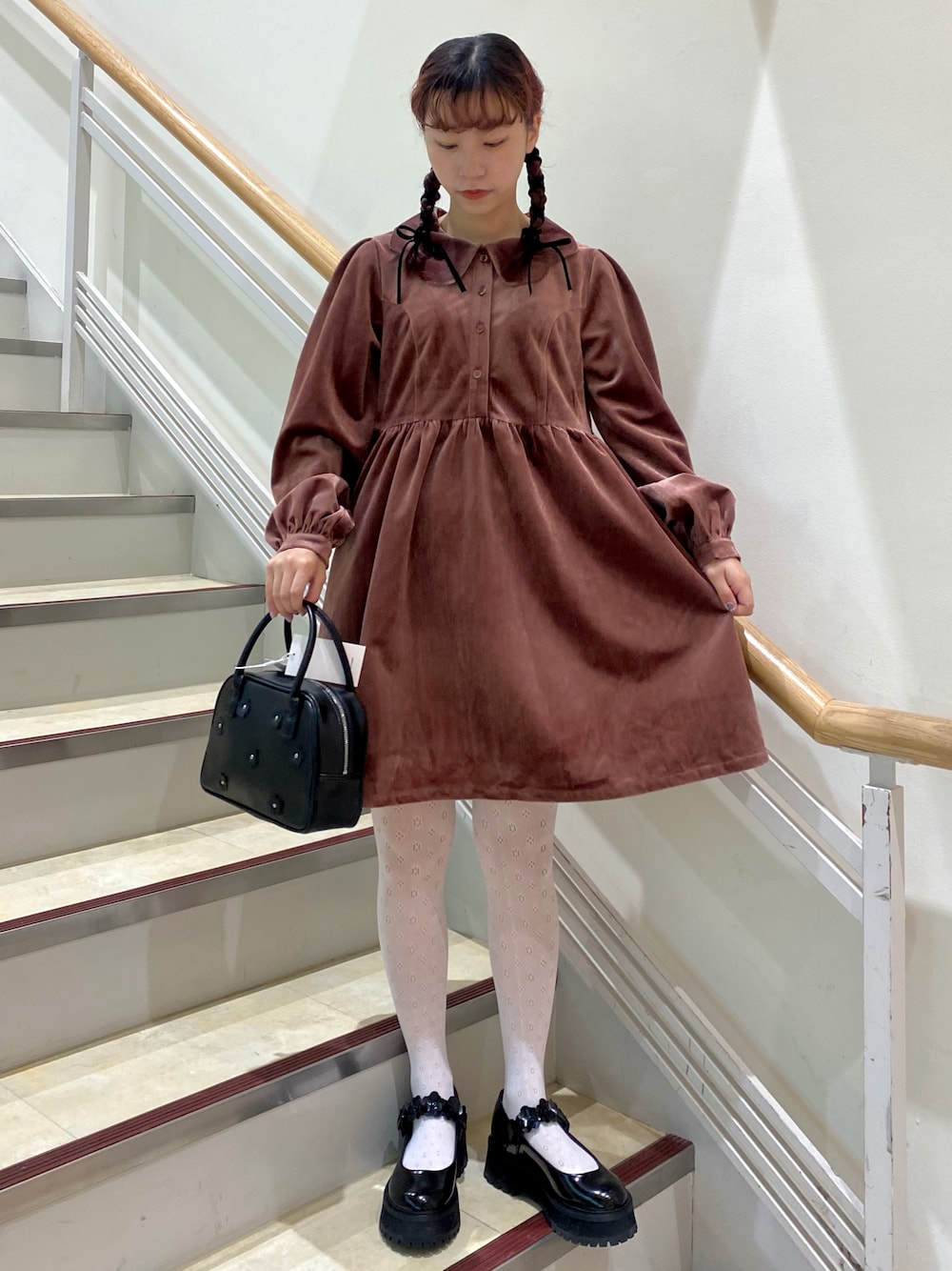 ピンク系のワンピース、ブラック系のローファー、ブラック系のボストンバッグを着用したレディースの秋コーディネートの1枚目の写真