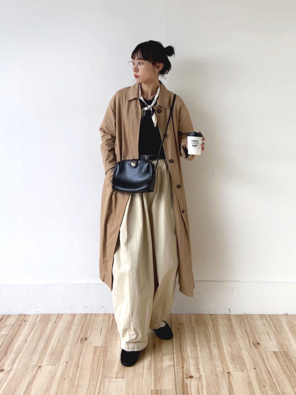 「ファッションを楽しもう、ステンカラーコート、スカーフ、ブラウス、バルーンパンツ、バレエシューズ、めがね、ショルダーバッグ、秋コーデ、秋冬コーデ、カジュアル、大人カジュアル、シンプル」｜「SHIZUTAのSZT: 68cm×68cm　大判スカーフ（バンダナ/スカーフ、ブラック系）」を使った、UMIさん（骨格ナチュラル・レディース・165cm）の秋コーディネートの1枚目の写真