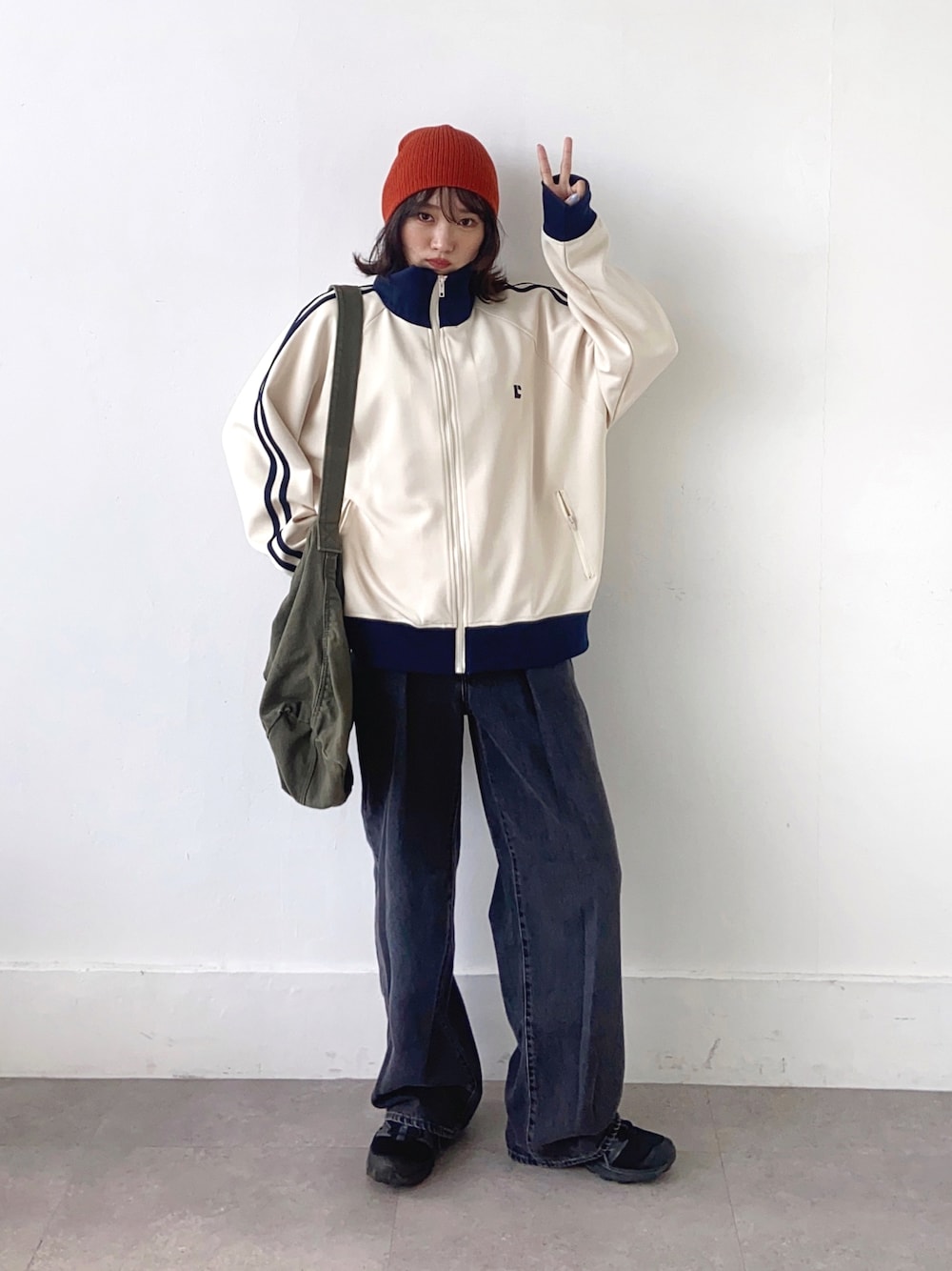 「秋服準備はじめました、秋先取りコーデ、カジュアルコーデ、大人カジュアル、ラクチンコーデ、ニット帽、ジャージ、トラックジャケット、デニム、ワイドパンツ、ショルダーバッグ、スニーカー、カジュアル、秋コーデ、スポーツミックス」｜「Chillfarのトラックジャケット（ブルゾン、ホワイト系）」を使った、UMIさん（骨格ナチュラル・レディース・165cm）の夏コーディネートの1枚目の写真