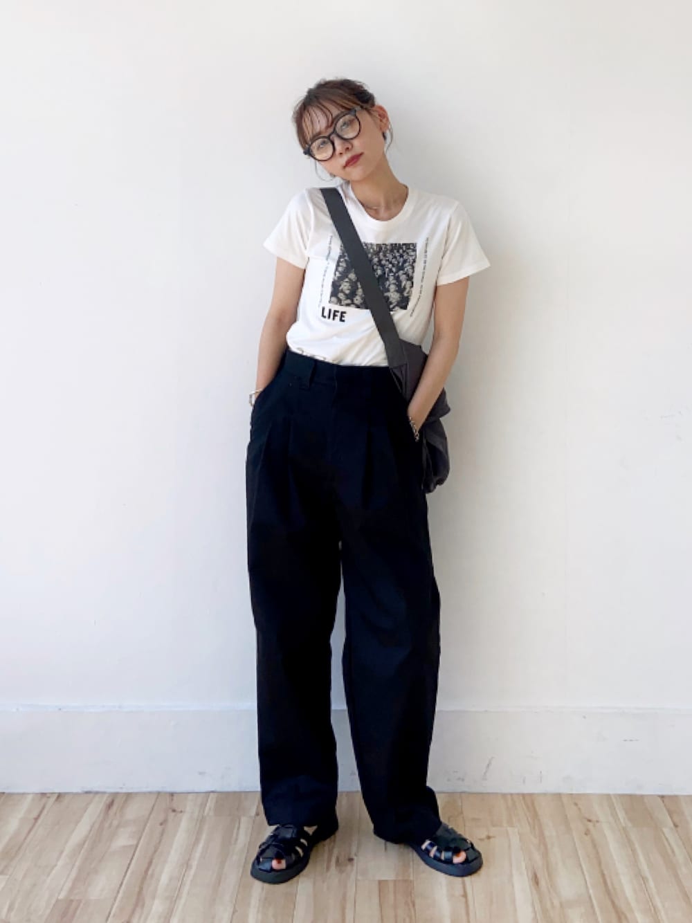 「モノトーン、モノトーンコーデ、夏だ！Tシャツ着よう！、Tシャツ、フォトT、夏コーデ、夏、オトナカジュアル、カジュアル、シンプル、めがね、ショルダーバッグ、グルカサンダル、サンダル、みんなの白Tフェス」｜「THE SHINZONEのTHE SHINZONE | TOMBOY PANTS WOMEN（その他パンツ、ブラック系）」を使った、UMIさん（骨格ナチュラル・レディース・165cm）の夏コーディネートの1枚目の写真