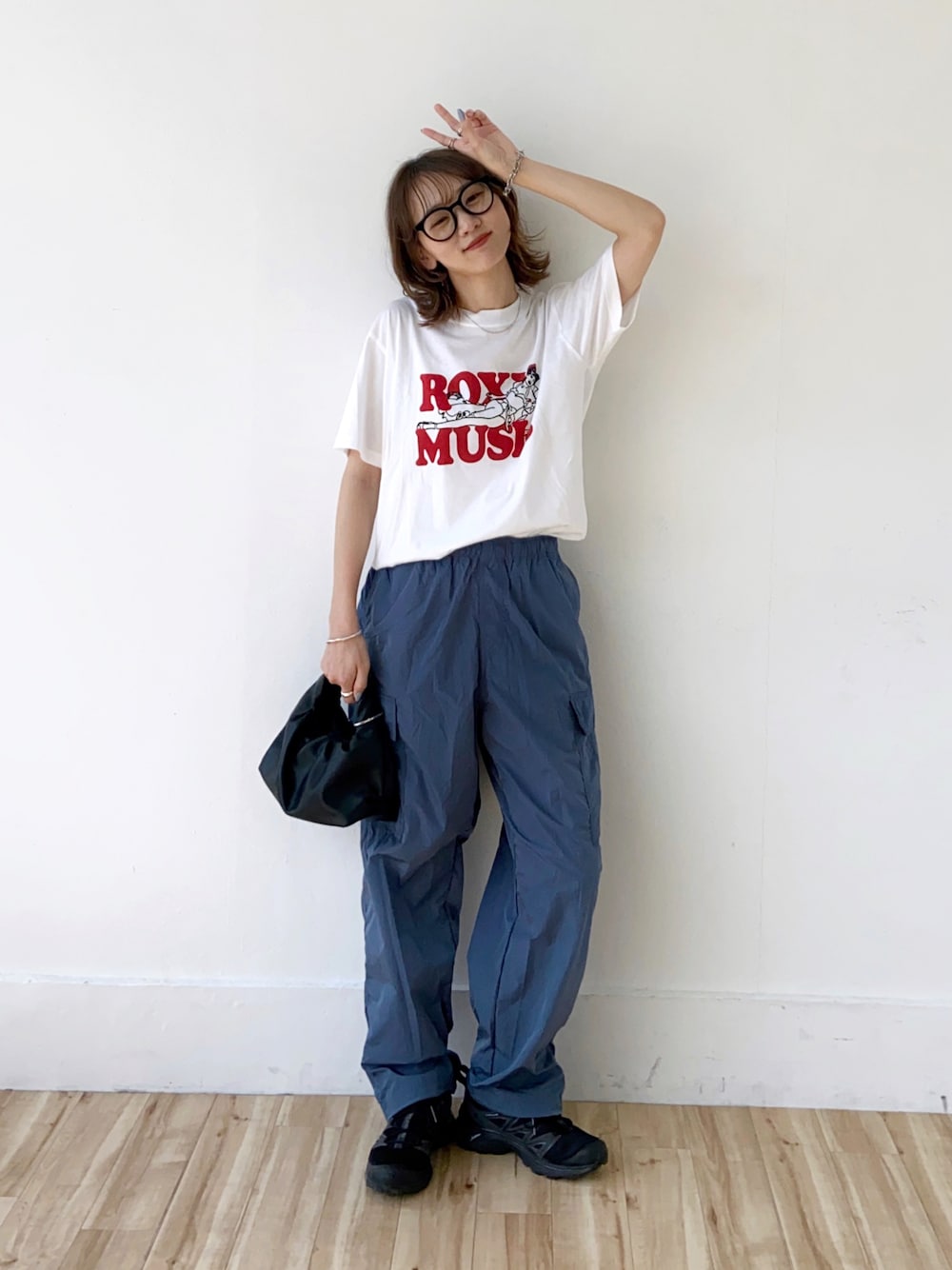 「夏、夏だ！Tシャツ着よう！、夏コーデ、このスタイルがお気に入り、オトナカジュアル、パンツスタイル、カーゴパンツ、Tシャツ、ロゴT、ミニバッグ、めがね、スニーカー、シンプル、カジュアル、みんなの白Tフェス」｜「6の＜6(ROKU)＞ROXY MUSIC T-SHIRT/Tシャツ（Tシャツ/カットソー、ホワイト系）」を使った、UMIさん（骨格ナチュラル・レディース・165cm）の夏コーディネートの1枚目の写真