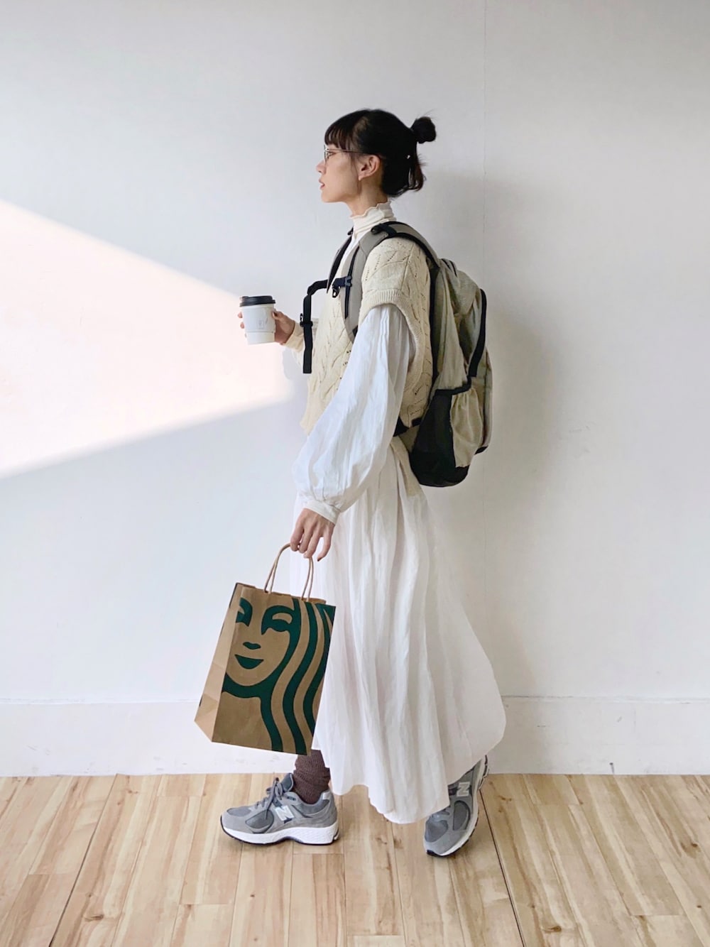 「ファッションを楽しもう、お出かけコーデ、秋のコーデ、オトナカジュアル、大人カジュアル、シンプル、ワンピース、ベスト、ニットベスト、リュック、バックパック、スニーカー、メガネ女子、レイヤードスタイル」｜「Libra Cueのドビーストライプチャーチドレス（ワンピース、ホワイト系）」を使った、UMIさん（骨格ナチュラル・レディース・165cm）の秋コーディネートの1枚目の写真