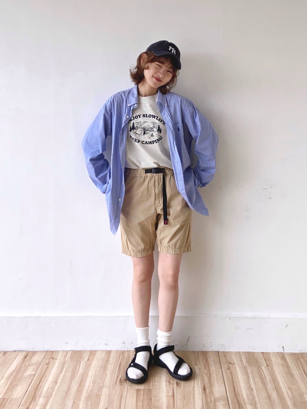 「夏コーデ、カジュアル、シンプルコーデ、カジュアルコーデ、ハーフパンツ、サンダル、シャツ、シャツスタイル、ストライプシャツ、Tシャツ、キャップ、オーバーサイズ、古着」｜「Tevaの[TEVA]HURRICANE XLT 2（サンダル、ブラック系）」を使った、UMIさん（骨格ナチュラル・レディース・165cm）の夏コーディネートの1枚目の写真