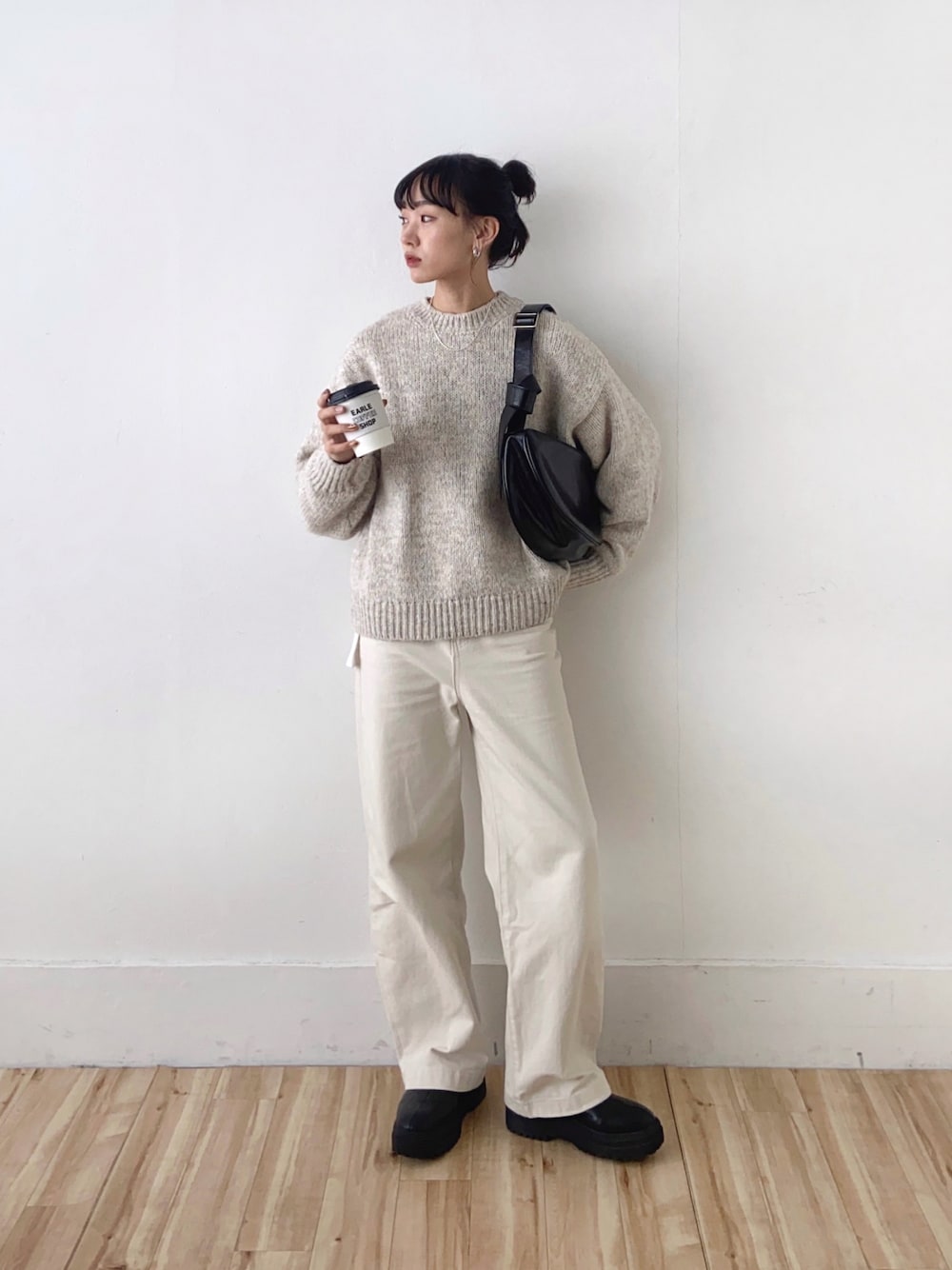 「冬コーデ、オトナカジュアル、パンツスタイル、カジュアル、シンプル、オールホワイト、ワントーンコーデ、ニット、ショルダーバッグ、モノトーン、ブーツ、お出かけコーデ」｜「Ungridのカラーモヘア混ルーズニット（ニット/セーター、ホワイト系）」を使った、UMIさん（骨格ナチュラル・レディース・165cm）の冬コーディネートの1枚目の写真