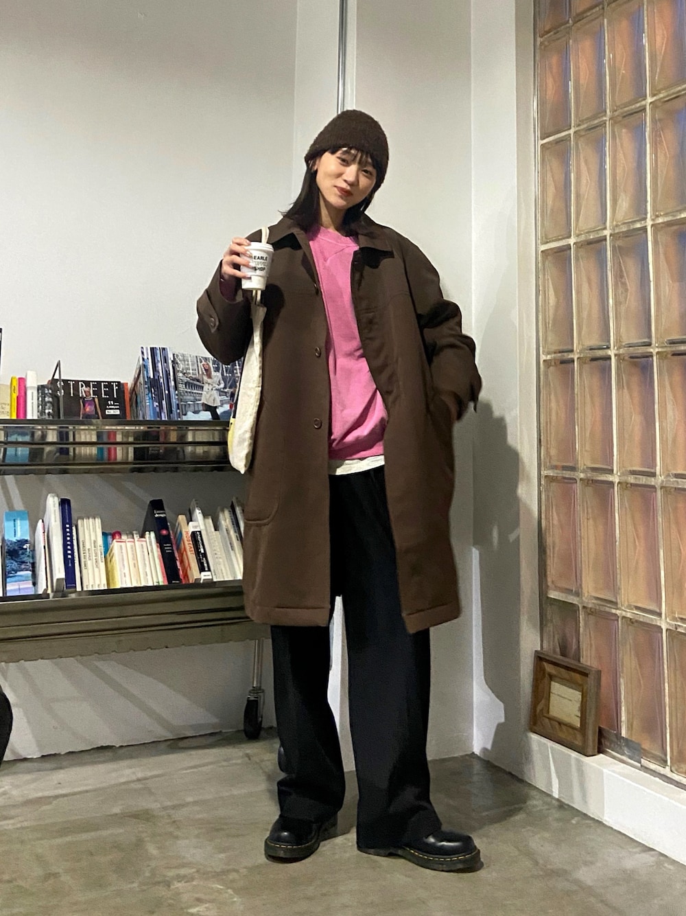 「冬を彩る色いろコーデ、冬コーデ、古着、古着MIX、カジュアル、大人カジュアル、ニット帽、スウェット、スラックス、ブーツ、コート、トートバッグ」｜「by muni:rのカラーミックスビーニー（ニットキャップ/ビーニー、ブラウン系）」を使った、UMIさん（骨格ナチュラル・レディース・165cm）の冬コーディネートの1枚目の写真