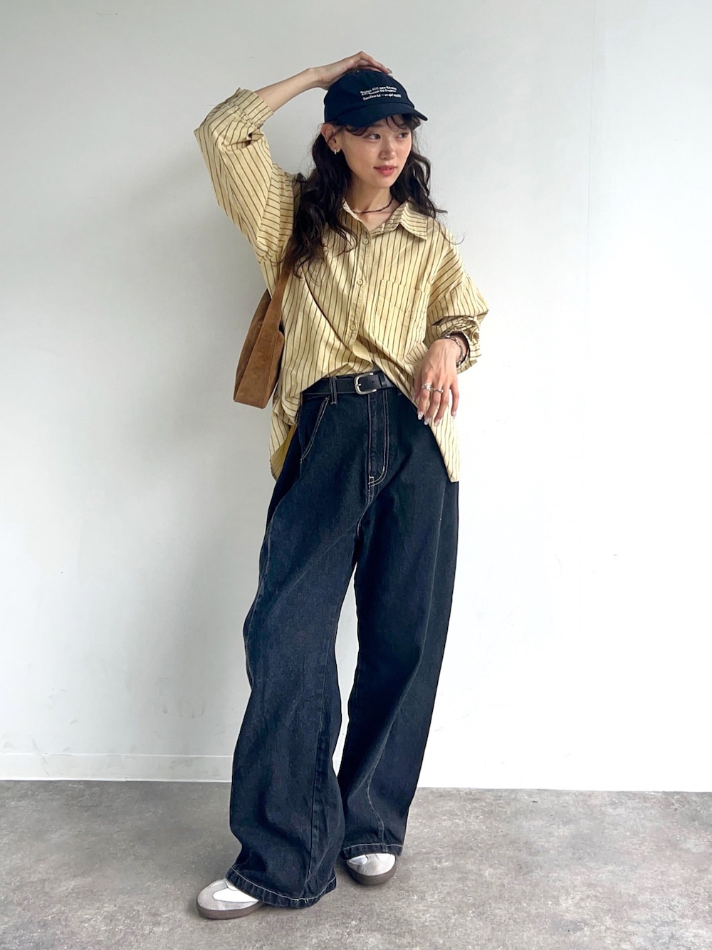 ブラック系のデニムパンツ、イエロー系のシャツ/ブラウス、イエロー系のハンドバッグを着用したレディースの夏コーディネートの1枚目の写真