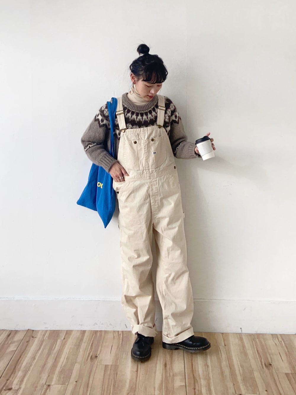 「秋冬コーデ、冬コーデ、カジュアル、シンプル、ニット、ノルディック柄、オーバーオール、トートバッグ、ブーツ」｜「Leeの≪Lee/リー 本格綿100％≫ 大人カジュアル デニムオーバーオール/サロペット ユニセックス（サロペット/オーバーオール、ホワイト系）」を使った、UMIさん（骨格ナチュラル・レディース・165cm）の冬コーディネートの1枚目の写真