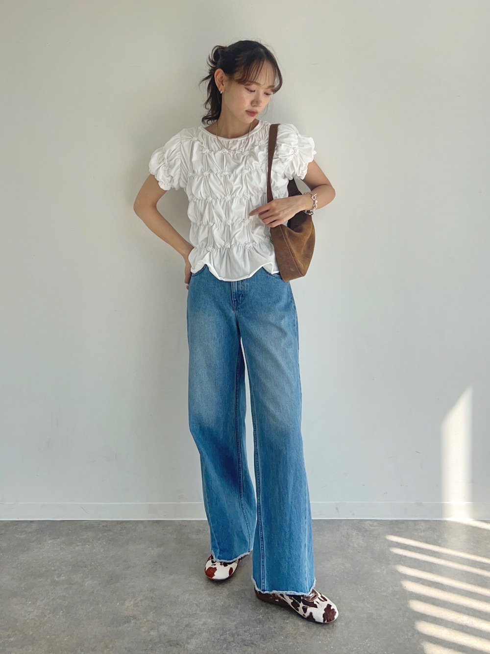 ホワイト系のTシャツ/カットソー、イエロー系のハンドバッグ、その他のスニーカーを着用したレディースの秋コーディネートの1枚目の写真