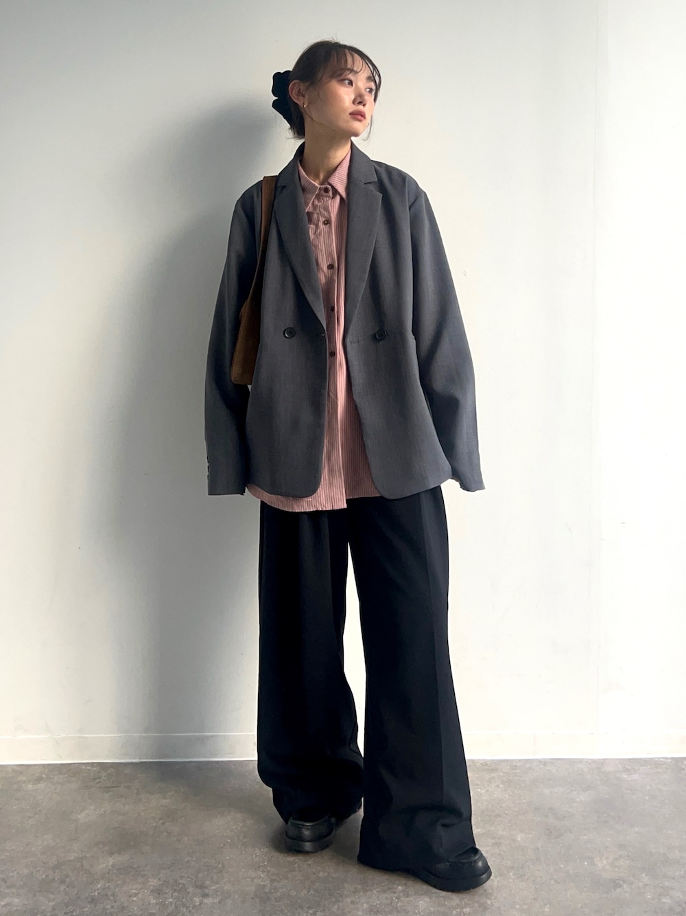 ピンク系のシャツ/ブラウス、グレー系のテーラードジャケット、ブラック系のスラックスを着用したレディースの秋コーディネートの1枚目の写真