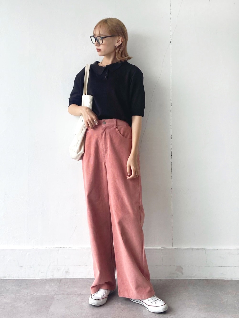 「オトナカジュアル、ポロシャツ、襟付きトップス、ピンク、コーデュロイ、コーデュロイパンツ、スニーカー、トートバッグ、秋のコーデ、メガネ女子」｜「Chillfarの襟付きサマーニットポロ（ポロシャツ、ブラック系）」を使った、UMIさん（レディース・165cm）の夏コーディネートの1枚目の写真