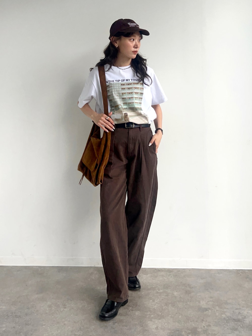 ホワイト系のTシャツ/カットソー、ブラウン系のショルダーバッグ、ブラック系のローファーを着用したレディースの夏コーディネートの1枚目の写真