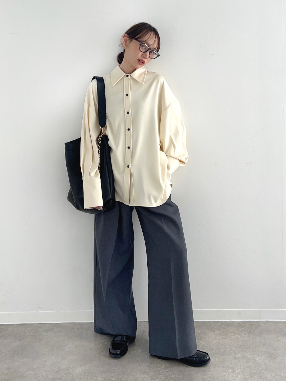 「メガネ女子、シャツスタイル、スラックス、トートバッグ、ローファー、めがね、春コーデ、カジュアルコーデ、シンプルコーデ、きれいめカジュアル、シンプル、大人カジュアル」｜「NOGLEの【NOGLE/ノグル】ドレープオーバーシャツ（シャツ/ブラウス、ベージュ系）」を使った、UMIさん（レディース・165cm）の冬コーディネートの1枚目の写真