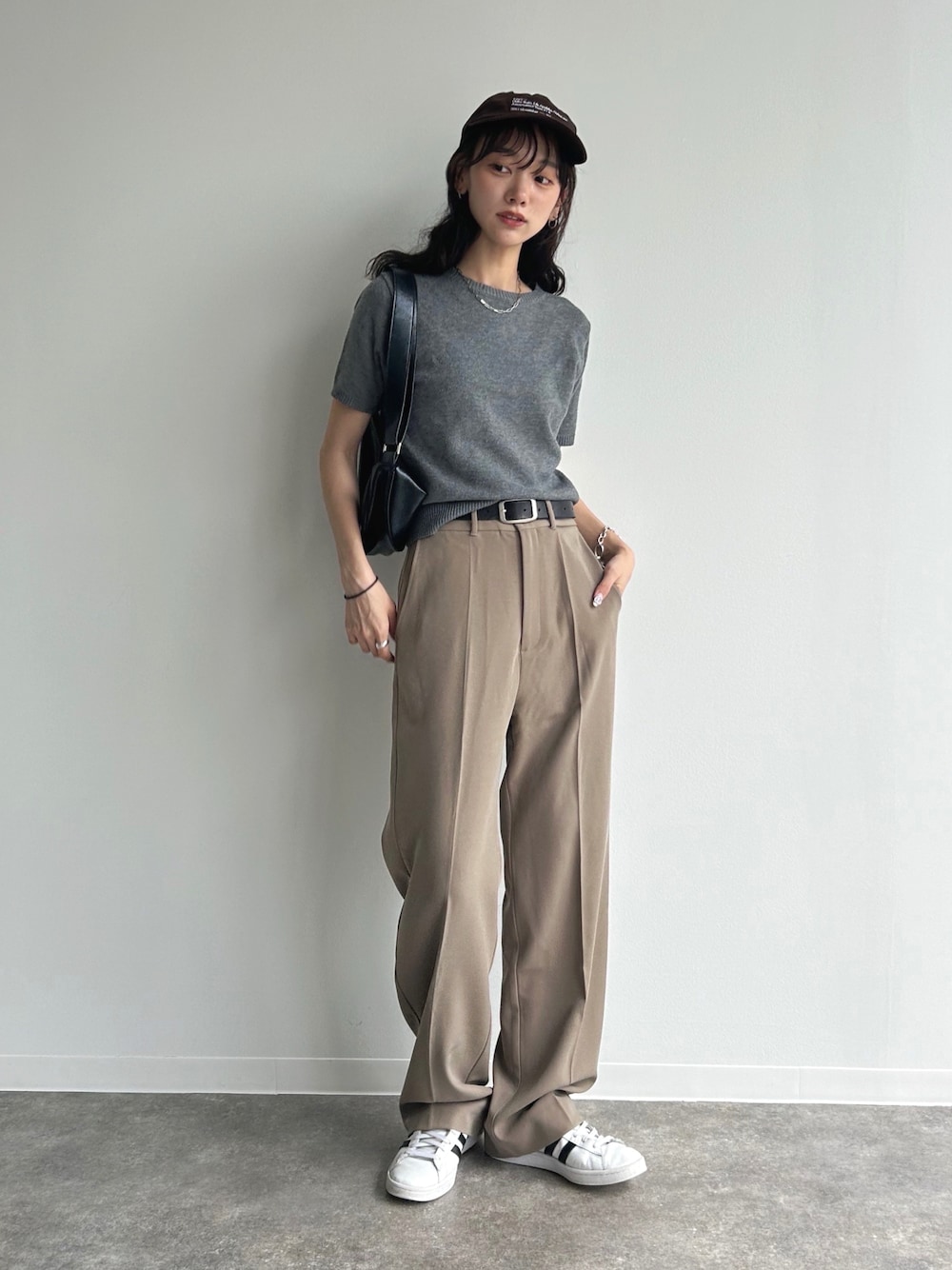 「秋服準備はじめました、おでかけコーデ、パンツスタイル、ゆるコーデ、カジュアルコーデ、シンプルコーデ、キャップ、スラックス、スニーカー、大人カジュアル、きれいめカジュアル、ミニバッグ、MTOR、PR」｜「M TO RのNEW MARVELT HIGHWAIST PANTS（スラックス、ベージュ系）」を使った、UMIさん（骨格ナチュラル・レディース・165cm）の夏コーディネートの1枚目の写真