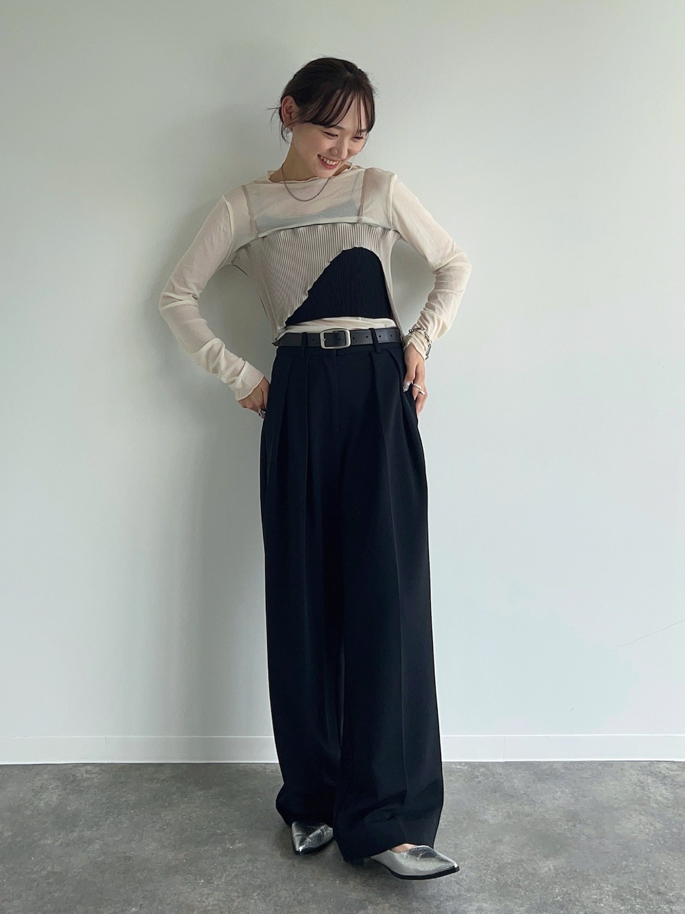 「秋服準備はじめました、おでかけコーデ、秋冬コーデ、パンツスタイル、キレイめ、オトナカジュアル、大人カジュアル、シアートップス、スラックス、モノトーン、ミュール、きれいめカジュアル」｜「kotohayokozawaのkotohayokozawa todo FEELING WAVE CAMISOLE（キャミソール、ブラック系）」を使った、UMIさん（骨格ナチュラル・レディース・165cm）の秋コーディネートの1枚目の写真