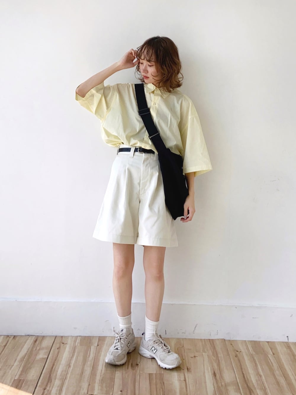 「今日のコスメと服、このスタイルがお気に入り、イエロー、シャツスタイル、シャツ、オーバーサイズ、カラーコーデ、ショートパンツ、ハーフパンツ、ショルダーバッグ、スニーカー、カジュアル、夏コーデ」｜「CITENの＜CITEN＞ブロード ビッグ シャツ（シャツ/ブラウス、ベージュ系）」を使った、UMIさん（骨格ナチュラル・レディース・165cm）の夏コーディネートの1枚目の写真