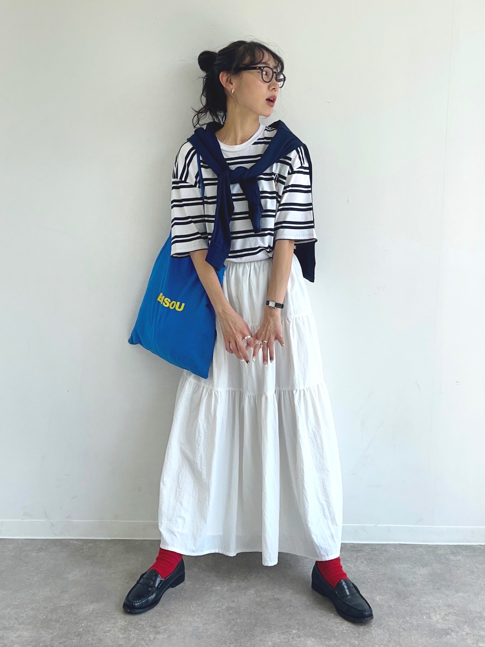 「ラフコーデ、夏コーデ、Tシャツ、スカート、ロングスカート、ローファー、トートバッグ、カーディガン、めがね」｜「NOGLEの【NOGLE/ノグル】ティアードロングスカート（スカート、ホワイト系）」を使った、UMIさん（骨格ナチュラル・レディース・165cm）の春コーディネートの1枚目の写真