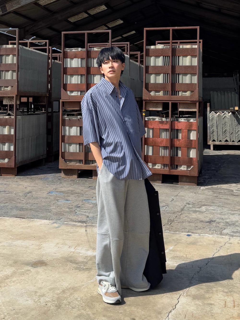 「大人カジュアル、ストライプシャツ、ストライプ、スウェット、スウェットパンツ、New Balance、ゆるコーデ、オトナカジュアル、夏コーデ、ビッグシルエット、シャツコーデ」｜「LAPIISのCROSSLINE TUCK WIDE SWEAT TROUSERS（スウェットパンツ、グレー系）」を使った、KAIさん（メンズ・183cm）の春コーディネートの1枚目の写真