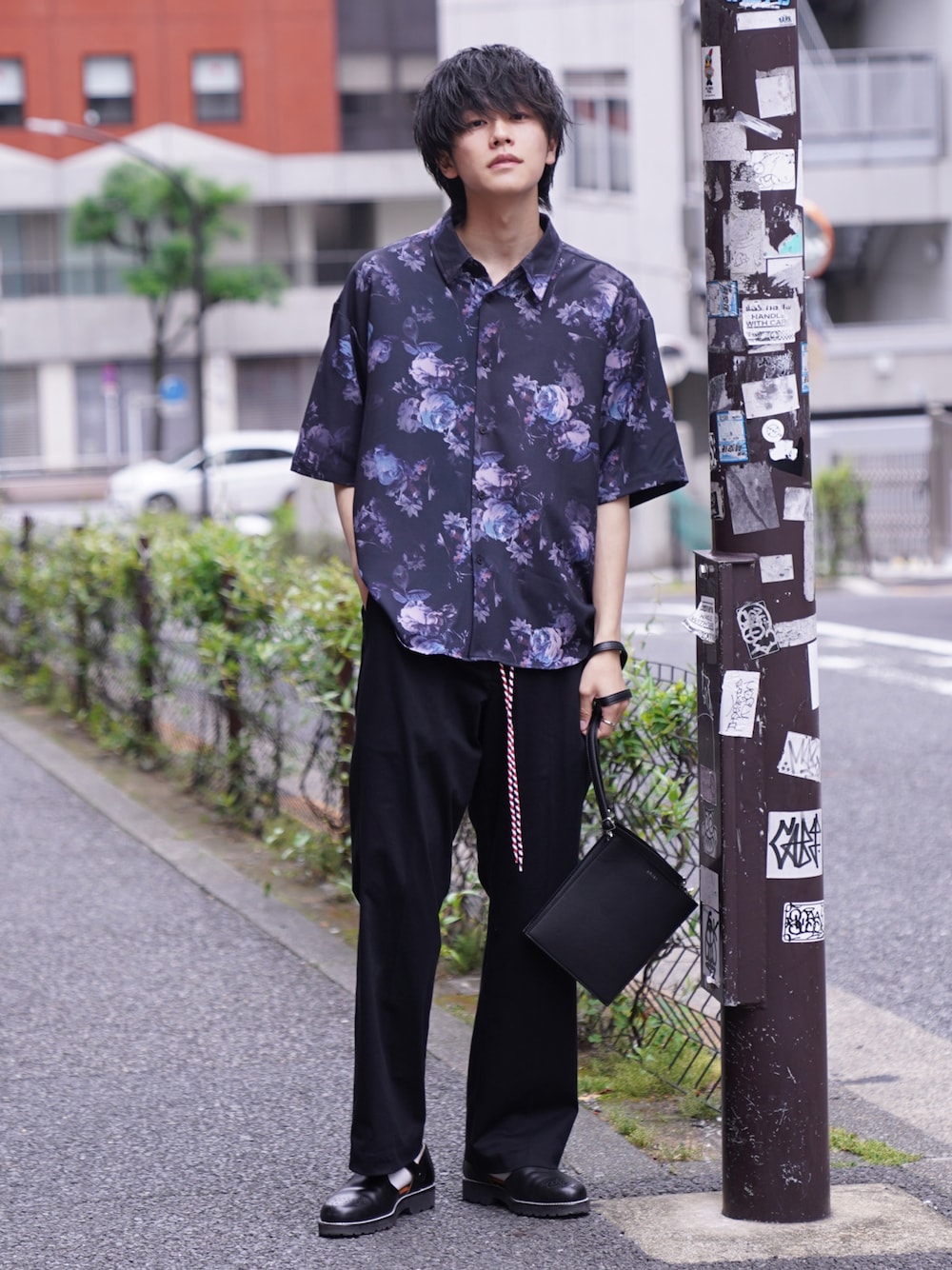「柄シャツ、花柄、総柄、休日コーデ、ゆるコーデ、初夏コーデ、ビックシルエット、キレイめ、シャツコーデ、シャツスタイル、スラックス、グルカサンダル、スクエアバッグ」｜「NILWAYの総柄トロミ半袖オーバーサイズシャツ/柄シャツ（シャツ/ブラウス、ブラック系）」を使った、KAIさん（メンズ・183cm）の春コーディネートの1枚目の写真