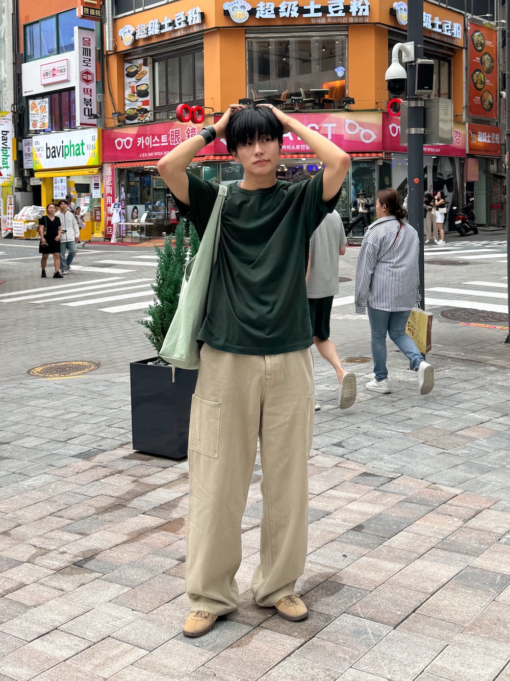 「夏コーデ、休日スタイル、韓国ファッション、シンプルスタイル、カーゴパンツ、アースカラー、ショルダーバッグ、スニーカーコーデ、adidas、シンプルコーデ、musinsa」｜「20/80の【20/80】トゥエンティーエイティー/CANVAS #8  AZUMA BUKURO（ショルダーバッグ、グリーン系）」を使った、KAIさん（メンズ・183cm）の夏コーディネートの1枚目の写真