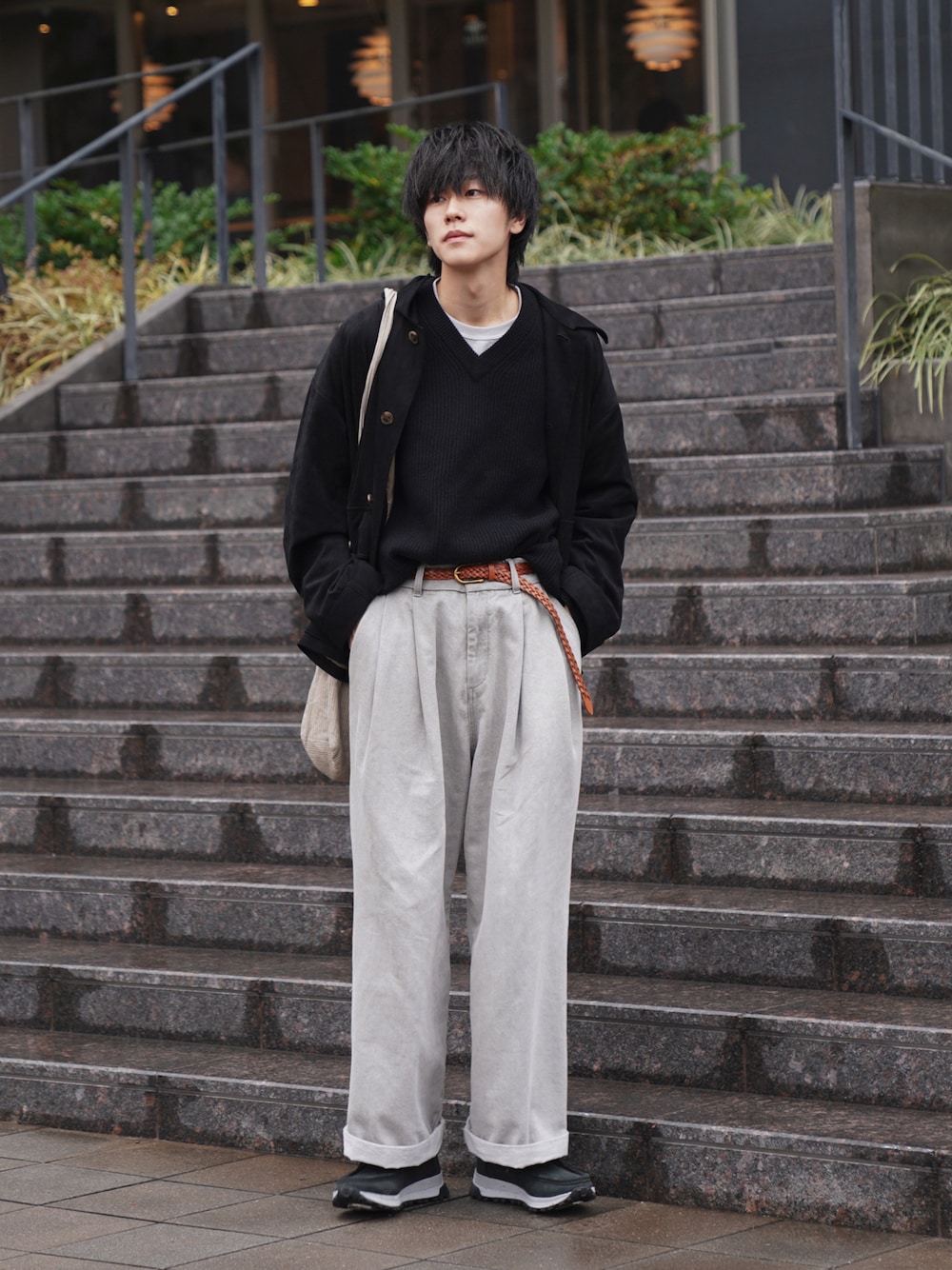 「シンプルコーデ、デニム、ロールアップ、タックイン、クリスマスに着たい服、ニット、セーター×シャツ、Vネック、ショルダーバッグ、カジュアルコーデ、レイヤードスタイル、マイベストコーデ2022、休日スタイル」｜「CASPER JOHNのM-47 field jacket/M-47フィールドジャケット（ミリタリージャケット、ブラック系）」を使った、KAIさん（メンズ・183cm）の冬コーディネートの1枚目の写真
