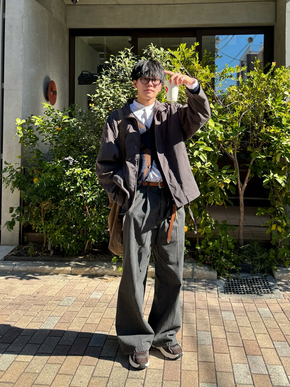 「似合うラボに行こう、レイヤードスタイル、春コーデ、ダテメガネ、春服みてみて、スニーカー、デニム、デニムパンツ、きれいめカジュアル、カーディガン」｜「remerのloose Hi-zip over jacket / ルーズハイジップオーバージャケット（ブルゾン、グレー系）」を使った、KAIさん（メンズ・183cm）の冬コーディネートの1枚目の写真