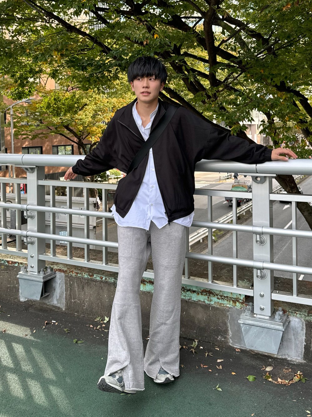 「重ね着ベストシーズン、モノトーン、コーチジャケット、バンドカラーシャツ、スウェット、スウェットパンツ、スニーカー、ショルダーバッグ、休日コーデ、秋のコーデ、カジュアルコーデ、WEARyouthコーデ」｜「SLICKのT/Rギャバジンドロップショルダートラックジャケット（ブルゾン、ブラック系）」を使った、KAIさん（メンズ・183cm）の秋コーディネートの1枚目の写真
