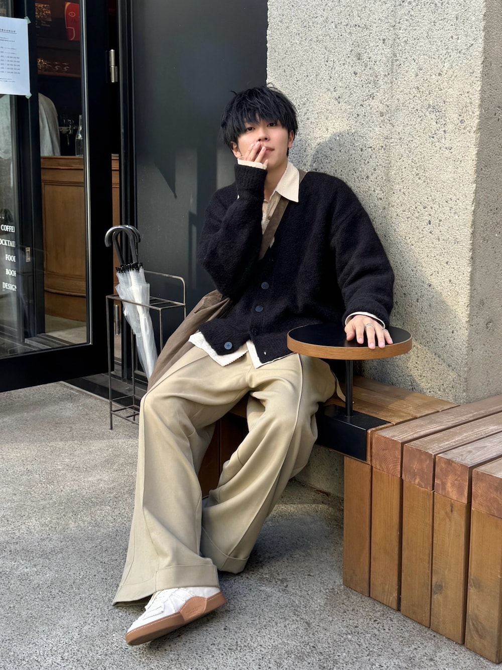 「新星WEARISTAにエントリー、WEARyouthコーデ、カジュアル、きれいめカジュアル、カーディガン、ベージュ、休日スタイル、スニーカー、黒、アースカラー」｜「STERNBERGのアルパカVネックニットCD（カーディガン/ボレロ、ブラック系）」を使った、KAIさん（メンズ・183cm）の冬コーディネートの1枚目の写真