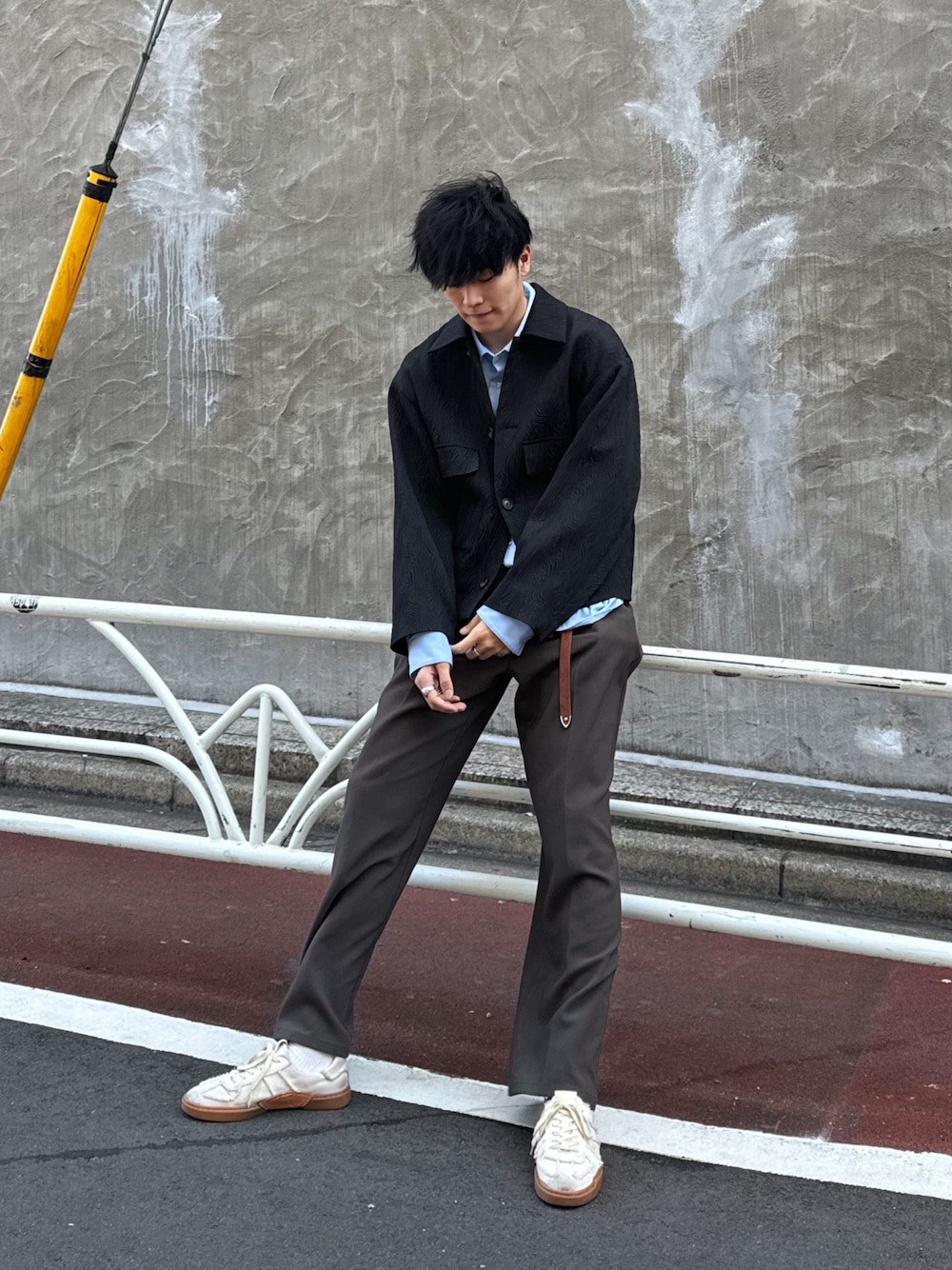 「シンプルスタイル、休日スタイル、ショートジャケット、お出かけコーデ、春色、水色、スニーカー、レイヤードスタイル」｜「CASPER JOHNのHard workers shirts/ハードワーカーズシャツ（シャツ/ブラウス、ブルー系）」を使った、KAIさん（メンズ・183cm）の冬コーディネートの1枚目の写真