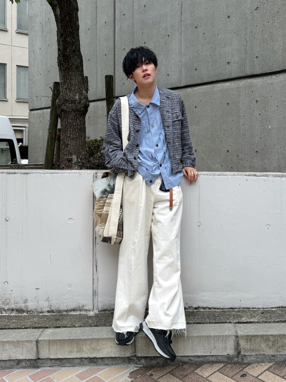 「シンプルコーデ、大人コーデ、白パンツ、デニムコーデ、スニーカーコーデ、ノーカラージャケット、差し色コーデ、ブルー、シャツスタイル、春ファッション、ショルダーバッグ、休日スタイル」｜「VICTIMのVICTIM ヴィクティム / NO COLLAR JACKET ブークレーニットノーカラージャケット / VTM-24-O-003（その他アウター、グレー系）」を使った、KAIさん（メンズ・183cm）の春コーディネートの1枚目の写真