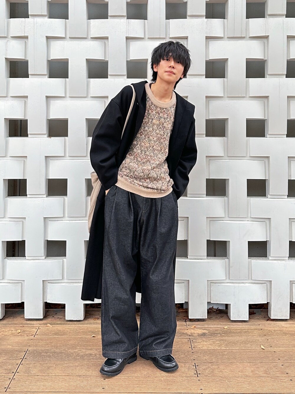 「クリスマスに着たい服、古着MIX、ニット、セーター、柄ニット、フーデッドコート、フードコート、HYKE、united arrows、大人カジュアル、休日コーデ、シンプル、デニムパンツ、ローファー、ショルダーバック」｜「HYKEの＜HYKE（ハイク）＞HOODED WORK コート ■■■ †（その他アウター、ブラック系）」を使った、KAIさん（メンズ・183cm）の冬コーディネートの1枚目の写真