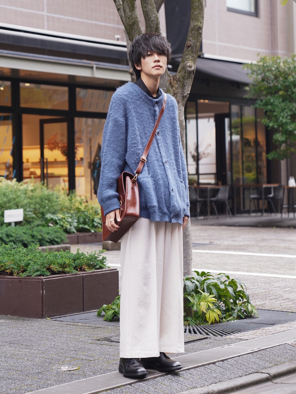 「melrot、秋ルック紹介するよ、秋のコーデ、シンプルスタイル、秋服コーデ、キレイめ、ニット、カーディガン、ショルダーバッグ、サッチェルバッグ、秋カラー、差し色、白パンツ、バギーパンツ、革靴」｜「MERLOTのクラシックサッチェルバッグ（ショルダーバッグ、ブラウン系）」を使った、KAIさん（メンズ・183cm）の秋コーディネートの1枚目の写真