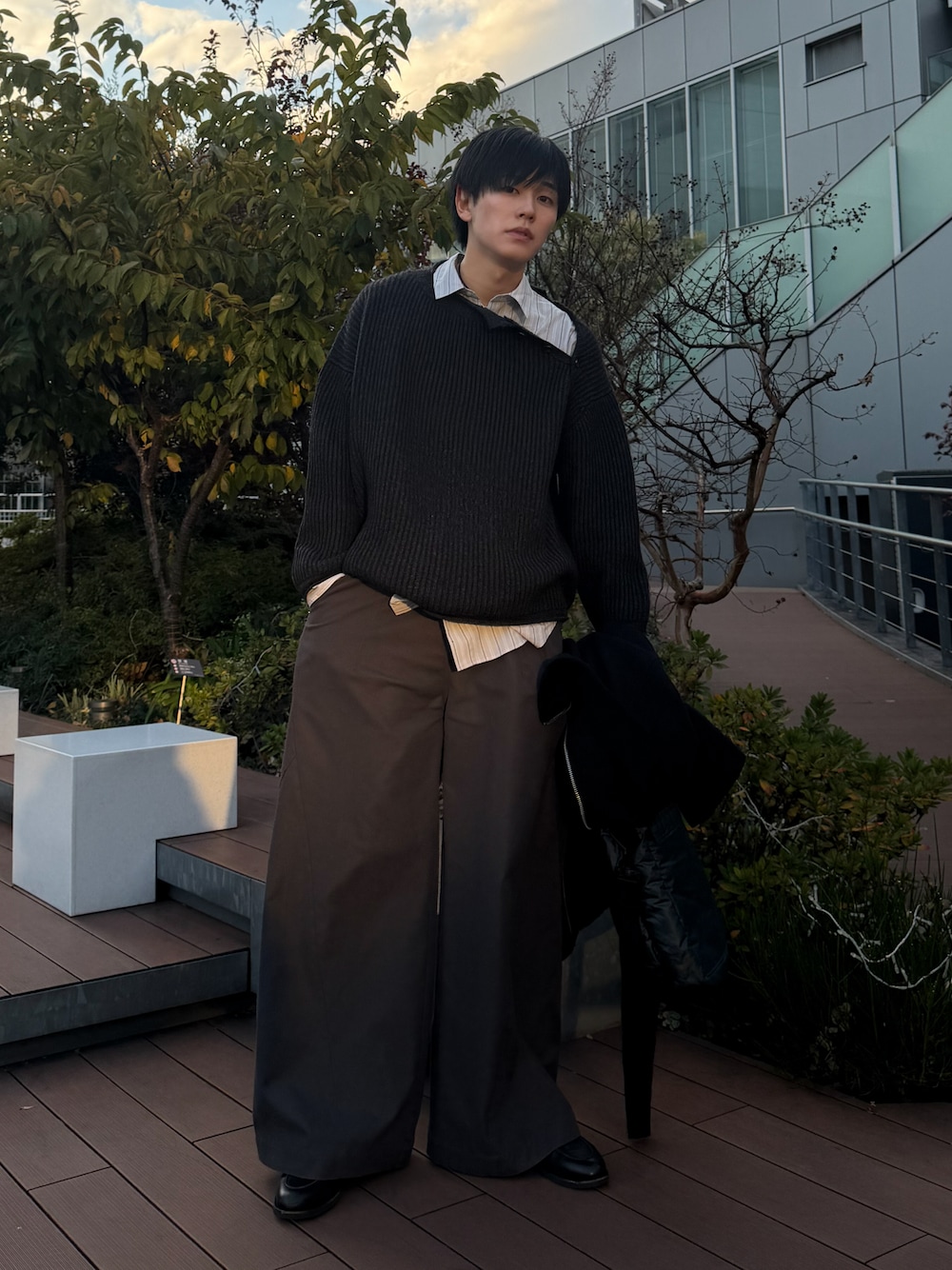 グレー系のシャツ/ブラウス、グレー系のスラックス、ブラック系のローファーを着用したメンズの秋コーディネートの1枚目の写真