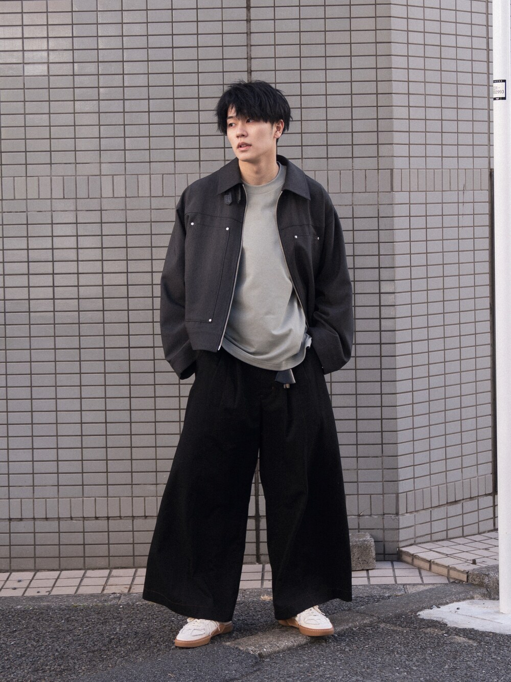 「シンプルコーデ、カジュアルコーデ、大人コーデ、ビッグシルエット、ブルゾン、春コーデ、グリーン、ペールトーン、UNIQLO、ワイドパンツ、スニーカー、スニーカーコーデ、おでかけコーデ」｜「CASPER JOHNのイミテーションデニムB-3 ギミックフライトブルゾン（ジャケット/アウター、ブラック系）」を使った、KAIさん（メンズ・183cm）の冬コーディネートの1枚目の写真