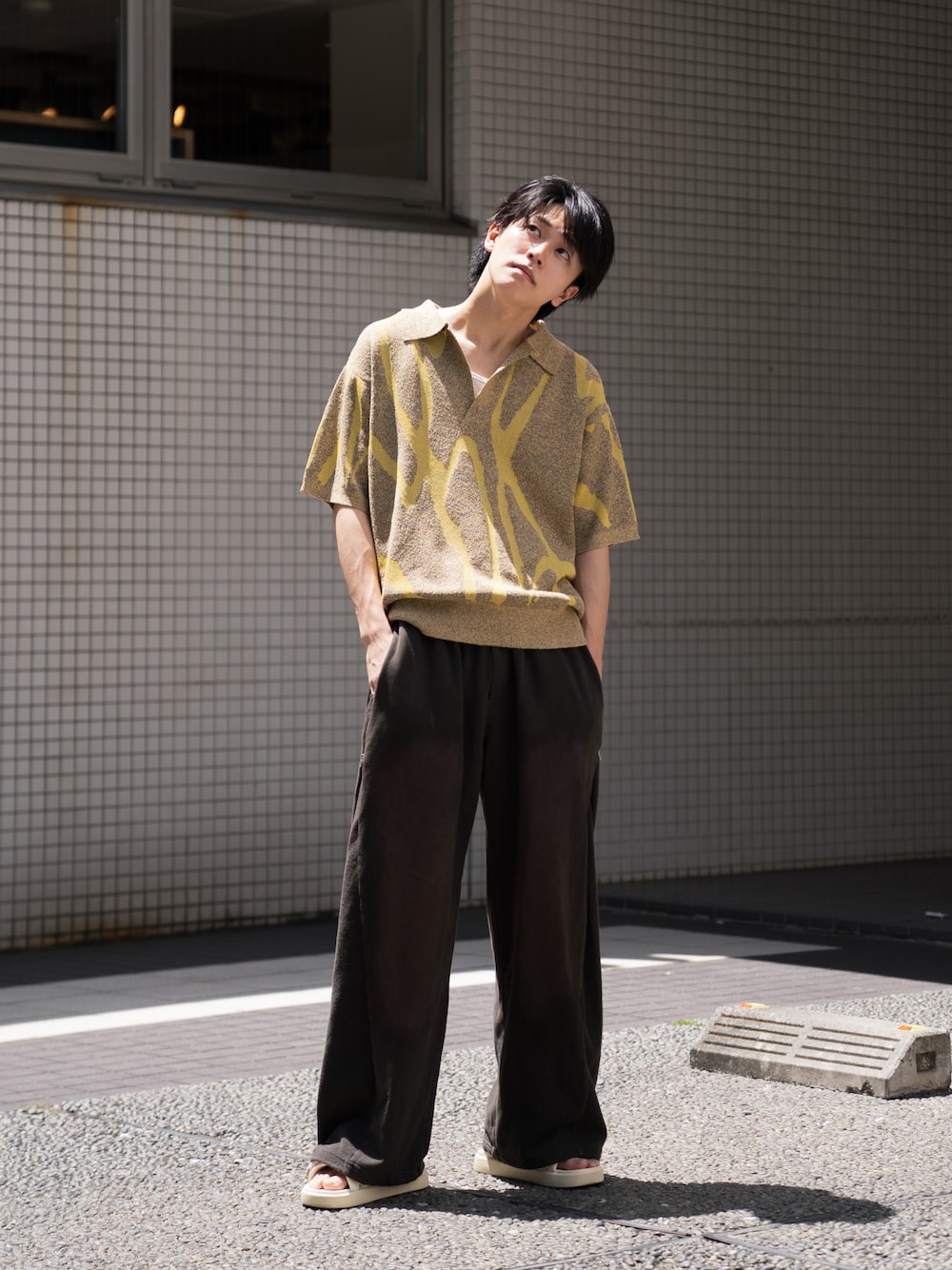 「サンダル、イエロー、ワイドパンツ、リラックススタイル、ニットポロ、スウェット、スウェットパンツ、カジュアルコーデ」｜「CASPER JOHNのMarble skipper knit polo shirts/マーブルスキッパーニットポロシャツ（ポロシャツ、イエロー系）」を使った、KAIさん（メンズ・183cm）の春コーディネートの1枚目の写真