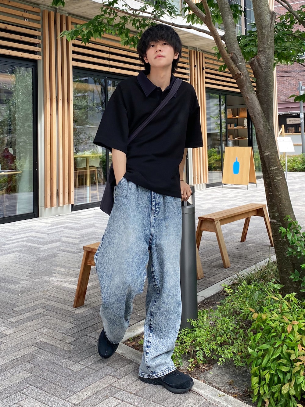 「夏コーデ、カジュアル、ポロシャツ、デニムパンツ、ショルダーバッグ、スニーカー、ニューバランス」｜「CASPER JOHNのCleric polo shirts/クレリックポロシャツ（ポロシャツ、ブラック系）」を使った、KAIさん（メンズ・183cm）の夏コーディネートの1枚目の写真