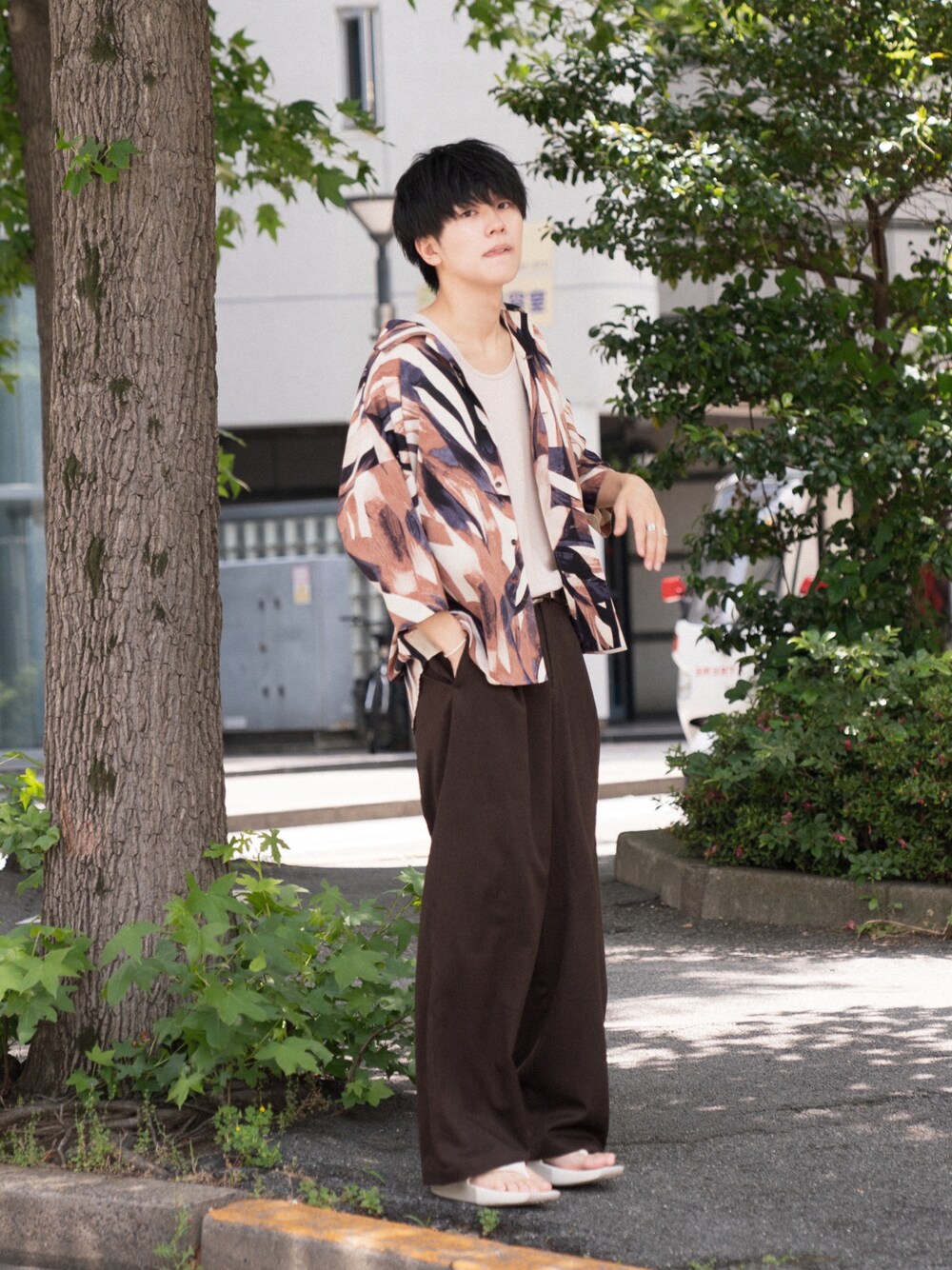 「柄シャツ、タックイン、休日スタイル、初夏コーデ、大人コーデ、ゆるコーデ、WEARyouthコーデ、夏コーデ、アースカラー、休日コーデ、サンダル、CASPER JOHN、muleboy」｜「CASPER JOHNのWaffle layered tank top/ワッフルレイヤードタンクトップ（タンクトップ、ベージュ系）」を使った、KAIさん（メンズ・183cm）の春コーディネートの1枚目の写真