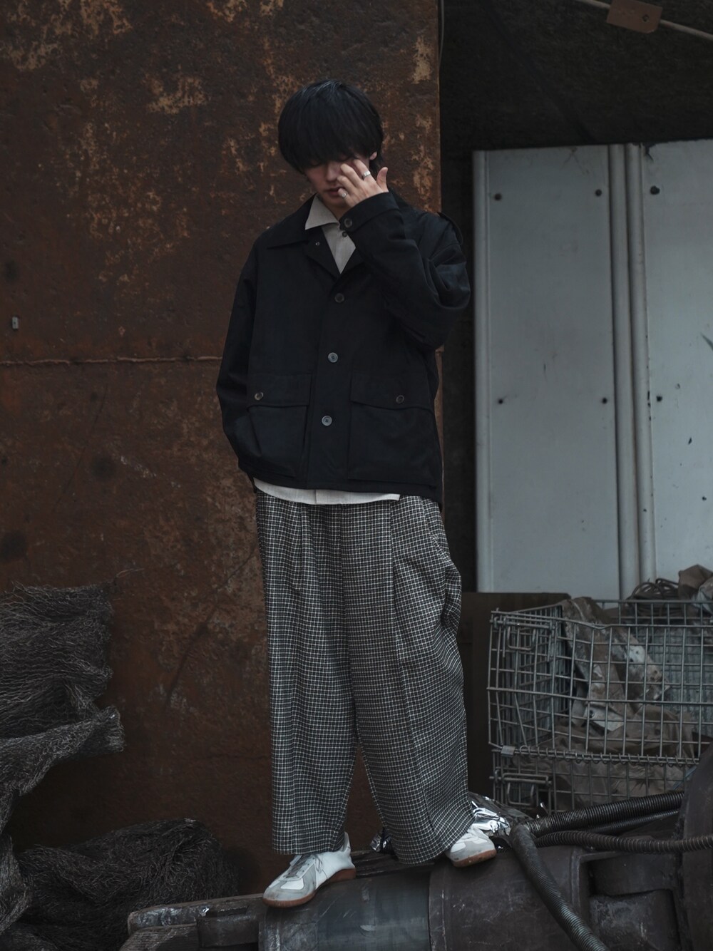 「秋コーデ、カジュアルコーデ、m47、ブルゾン、秋服、キレイめ、チェックパンツ、ジャーマントレーナー」｜「CASPER JOHNのM-47 field jacket/M-47フィールドジャケット（ミリタリージャケット、ブラック系）」を使った、KAIさん（メンズ・183cm）の秋コーディネートの1枚目の写真