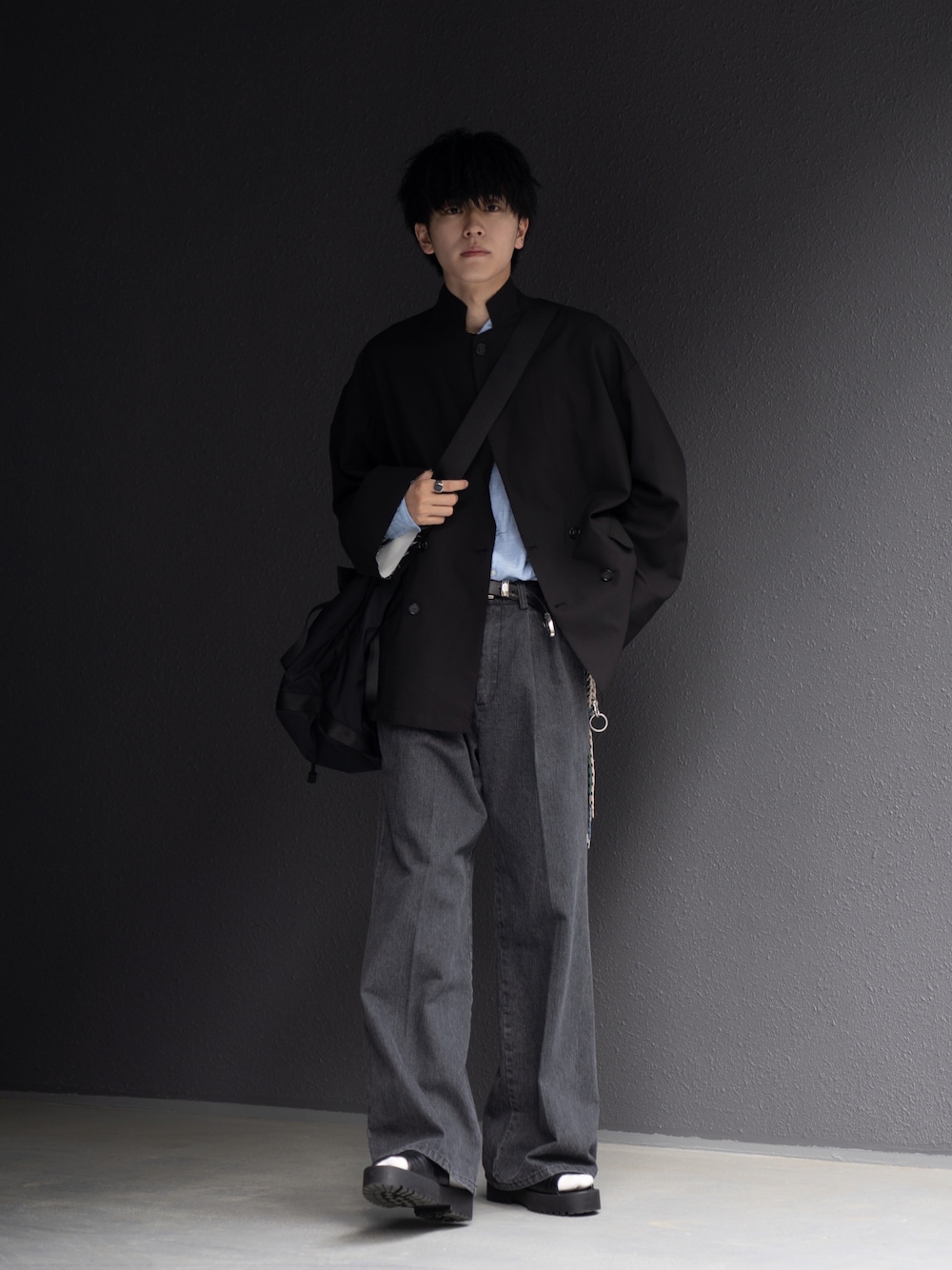 KAIさんの「プレミアムリネンシャツ(長袖)（UNIQLO）」を使ったコーディネートの1枚目の写真