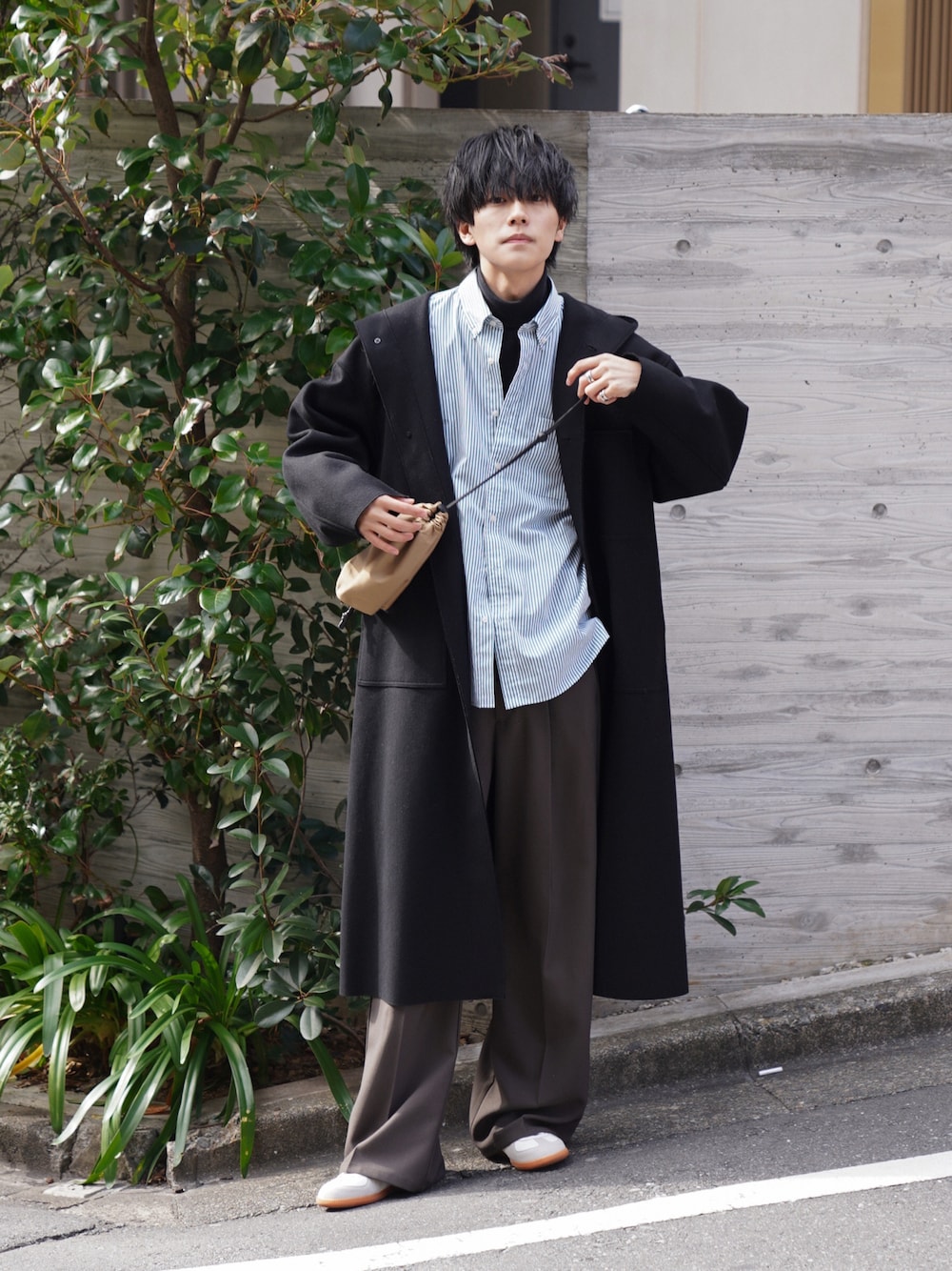 「休日スタイル、大人コーデ、シンプル、ビッグシルエット、ロングコート、ストライプ、ストライプシャツ、タートルネック、フレアパンツ、ショルダーバッグ、ミニバッグ、スニーカー、ジャーマントレーナー、レイヤードスタイル」｜「HYKEの＜HYKE（ハイク）＞HOODED WORK コート ■■■ †（その他アウター、ブラック系）」を使った、KAIさん（メンズ・183cm）の冬コーディネートの1枚目の写真